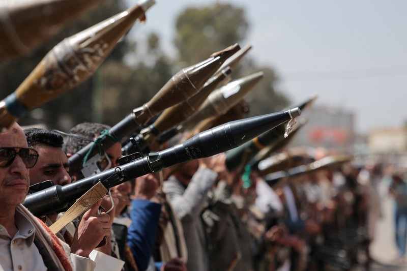 Para pengikut Houthi memegang senjata selama demonstrasi pro-Iran, saat konflik AS-Israel dengan Iran berlanjut, di Sanaa, Yaman, 6 April 2026. (REUTERS/Khaled Abdullah)