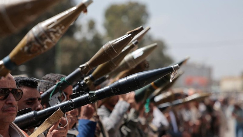 Para pengikut Houthi memegang senjata selama demonstrasi pro-Iran, saat konflik AS-Israel dengan Iran berlanjut, di Sanaa, Yaman, 6 April 2026. (REUTERS/Khaled Abdullah)