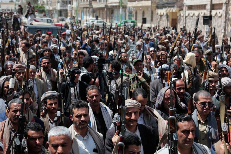 Para pengikut Houthi memegang senjata selama demonstrasi pro-Iran, saat konflik AS-Israel dengan Iran berlanjut, di Sanaa, Yaman, 6 April 2026. (REUTERS/Khaled Abdullah)