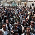 Para pengikut Houthi memegang senjata selama demonstrasi pro-Iran, saat konflik AS-Israel dengan Iran berlanjut, di Sanaa, Yaman, 6 April 2026. (REUTERS/Khaled Abdullah)