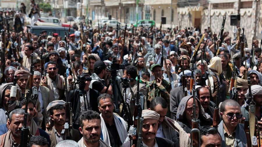 Para pengikut Houthi memegang senjata selama demonstrasi pro-Iran, saat konflik AS-Israel dengan Iran berlanjut, di Sanaa, Yaman, 6 April 2026. (REUTERS/Khaled Abdullah)