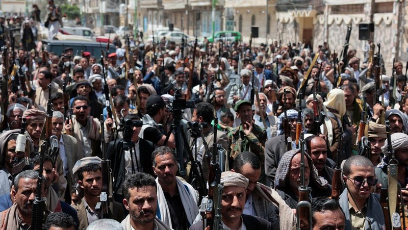 Para pengikut Houthi memegang senjata selama demonstrasi pro-Iran, saat konflik AS-Israel dengan Iran berlanjut, di Sanaa, Yaman, 6 April 2026. (REUTERS/Khaled Abdullah)