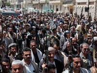 Para pengikut Houthi memegang senjata selama demonstrasi pro-Iran, saat konflik AS-Israel dengan Iran berlanjut, di Sanaa, Yaman, 6 April 2026. (REUTERS/Khaled Abdullah)