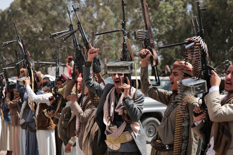 Para pengikut Houthi memegang senjata selama demonstrasi pro-Iran, saat konflik AS-Israel dengan Iran berlanjut, di Sanaa, Yaman, 6 April 2026. (REUTERS/Khaled Abdullah)
