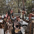 Para pengikut Houthi memegang senjata selama demonstrasi pro-Iran, saat konflik AS-Israel dengan Iran berlanjut, di Sanaa, Yaman, 6 April 2026. (REUTERS/Khaled Abdullah)