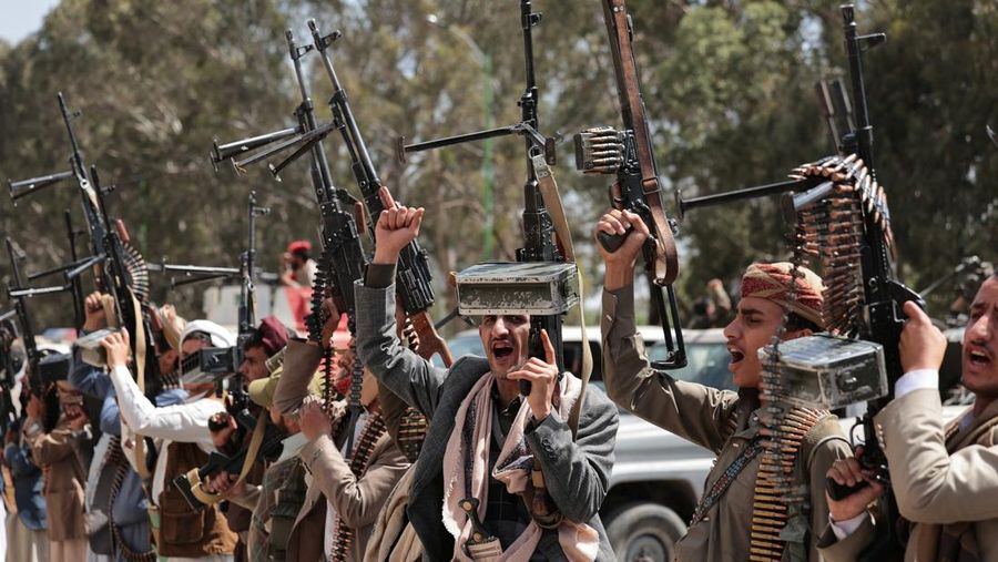 Para pengikut Houthi memegang senjata selama demonstrasi pro-Iran, saat konflik AS-Israel dengan Iran berlanjut, di Sanaa, Yaman, 6 April 2026. (REUTERS/Khaled Abdullah)