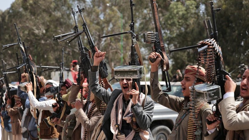Para pengikut Houthi memegang senjata selama demonstrasi pro-Iran, saat konflik AS-Israel dengan Iran berlanjut, di Sanaa, Yaman, 6 April 2026. (REUTERS/Khaled Abdullah)