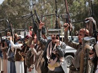 Para pengikut Houthi memegang senjata selama demonstrasi pro-Iran, saat konflik AS-Israel dengan Iran berlanjut, di Sanaa, Yaman, 6 April 2026. (REUTERS/Khaled Abdullah)