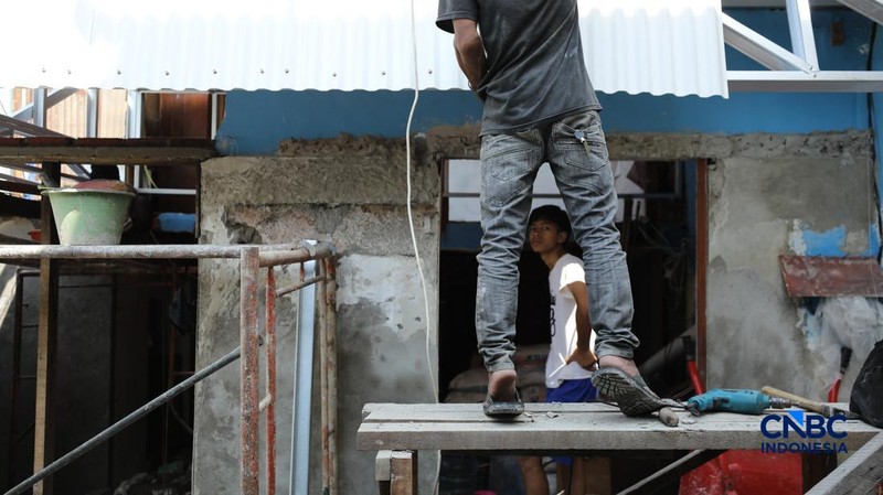 Pekerja menyelesaikan proyek renovasi hunian di kawasan Menteng Tenggulun, Jakarta, Senin  (6/4/2026). (CNBC Indonesia/Tri Susilo)