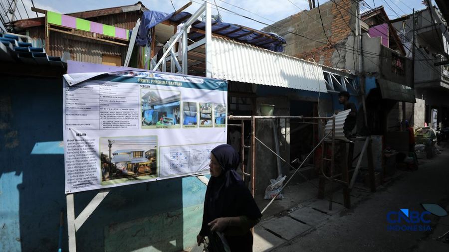 Pekerja menyelesaikan proyek renovasi hunian di kawasan Menteng Tenggulun, Jakarta, Senin  (6/4/2026). (CNBC Indonesia/Tri Susilo)