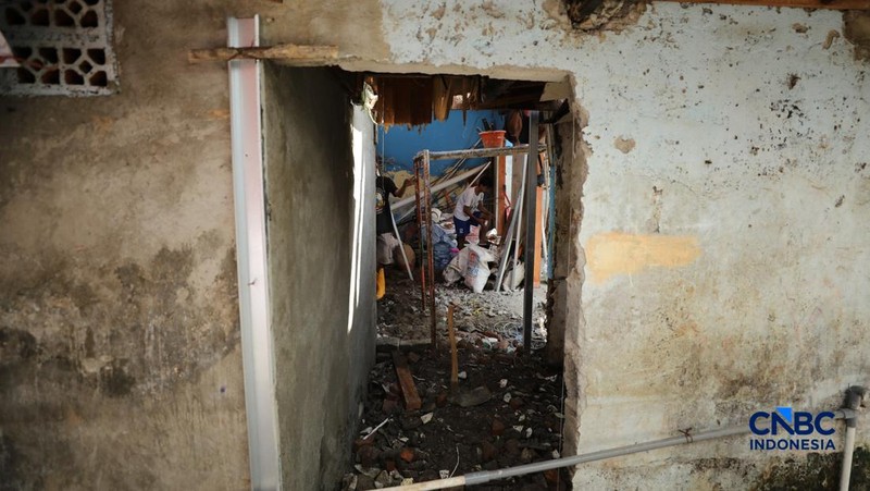 Pekerja menyelesaikan proyek renovasi hunian di kawasan Menteng Tenggulun, Jakarta, Senin  (6/4/2026). (CNBC Indonesia/Tri Susilo)