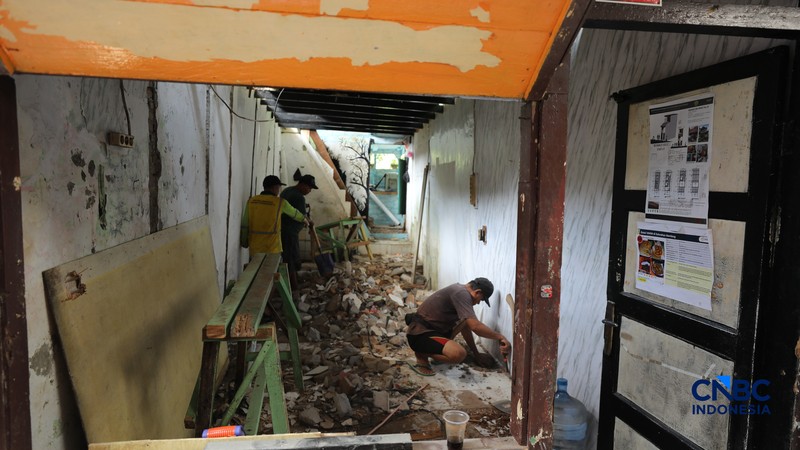 Pekerja menyelesaikan proyek renovasi hunian di kawasan Menteng Tenggulun, Jakarta, Senin  (6/4/2026). (CNBC Indonesia/Tri Susilo)