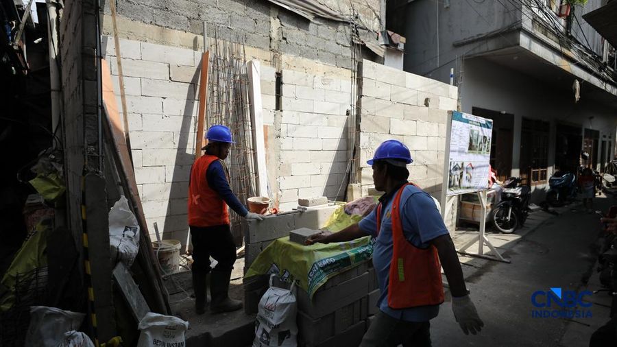 Pekerja menyelesaikan proyek renovasi hunian di kawasan Menteng Tenggulun, Jakarta, Senin  (6/4/2026). (CNBC Indonesia/Tri Susilo)
