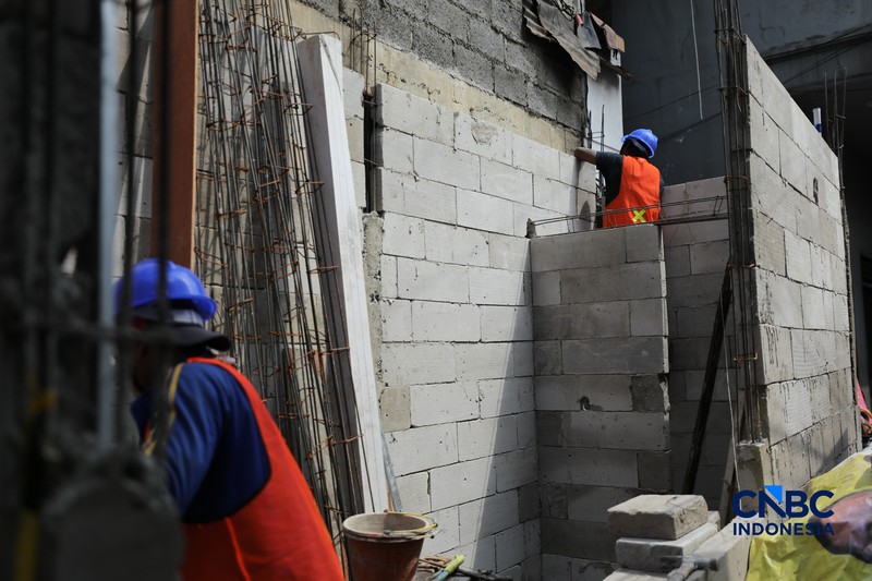 Pekerja menyelesaikan proyek renovasi hunian di kawasan Menteng Tenggulun, Jakarta, Senin  (6/4/2026). (CNBC Indonesia/Tri Susilo)