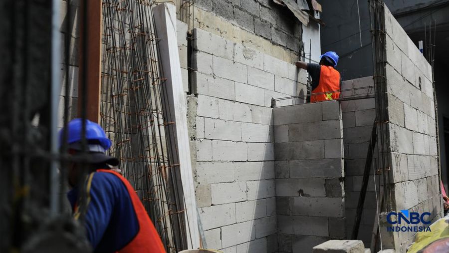 Pekerja menyelesaikan proyek renovasi hunian di kawasan Menteng Tenggulun, Jakarta, Senin  (6/4/2026). (CNBC Indonesia/Tri Susilo)