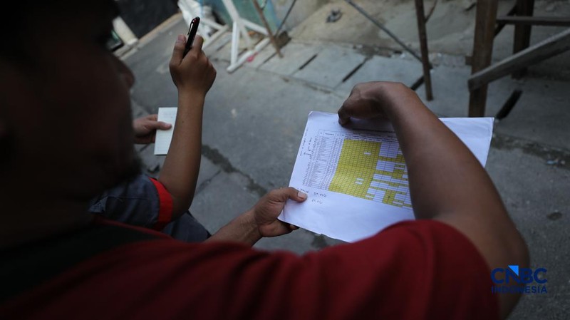 Pekerja menyelesaikan proyek renovasi hunian di kawasan Menteng Tenggulun, Jakarta, Senin  (6/4/2026). (CNBC Indonesia/Tri Susilo)