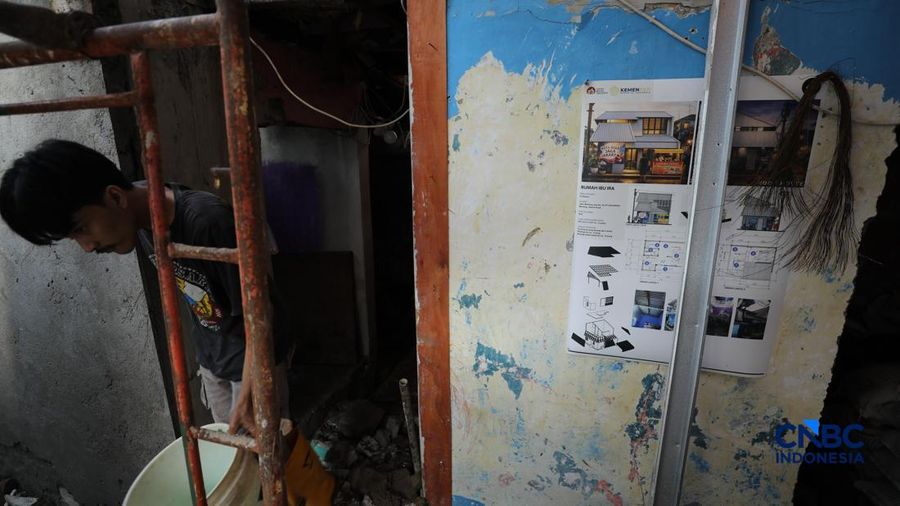 Pekerja menyelesaikan proyek renovasi hunian di kawasan Menteng Tenggulun, Jakarta, Senin  (6/4/2026). (CNBC Indonesia/Tri Susilo)