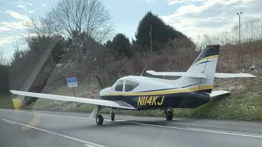 Pesawat kecil melakukan pendaratan darurat di jalan raya antar negara bagian di Pennsylvania. (Tangakapan Layar Video X)