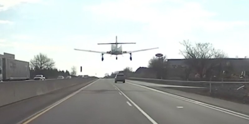Pesawat kecil melakukan pendaratan darurat di jalan raya antar negara bagian di Pennsylvania. (Tangakapan Layar Video X)
