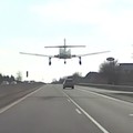 Detik-Detik Pesawat Tiba-Tiba Mendarat Darurat di Jalan Raya