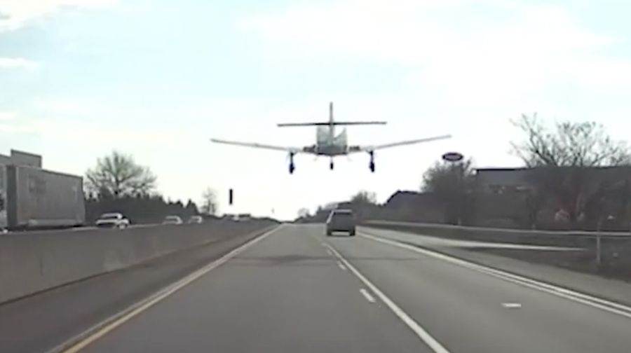 Pesawat kecil melakukan pendaratan darurat di jalan raya antar negara bagian di Pennsylvania. (Tangakapan Layar Video X)