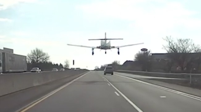 Detik-Detik Pesawat Tiba-Tiba Mendarat Darurat di Jalan Raya