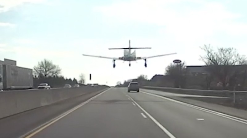 Pesawat kecil melakukan pendaratan darurat di jalan raya antar negara bagian di Pennsylvania. (Tangakapan Layar Video X)