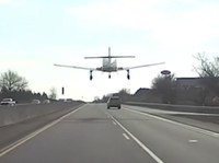 Detik-Detik Pesawat Tiba-Tiba Mendarat Darurat di Jalan Raya