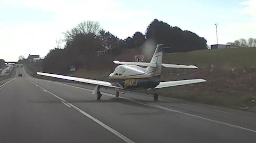 Pesawat kecil melakukan pendaratan darurat di jalan raya antar negara bagian di Pennsylvania. (Tangakapan Layar Video X)
