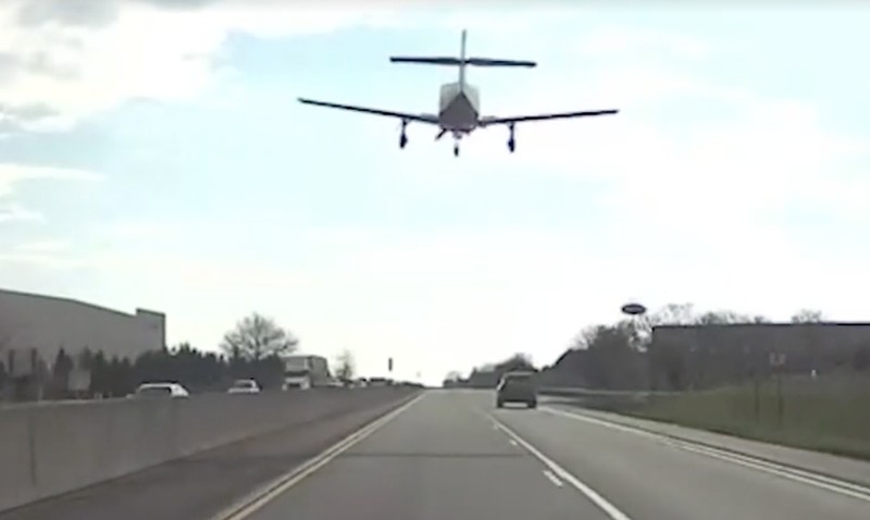 Pesawat kecil melakukan pendaratan darurat di jalan raya antar negara bagian di Pennsylvania. (Tangakapan Layar Video X)