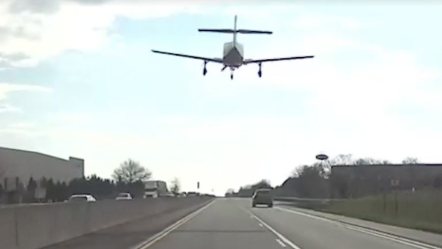 Pesawat kecil melakukan pendaratan darurat di jalan raya antar negara bagian di Pennsylvania. (Tangakapan Layar Video X)