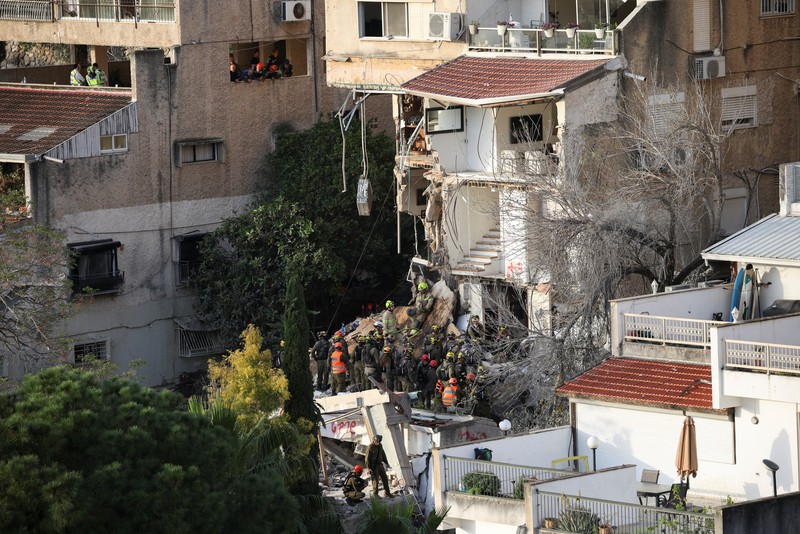 Petugas darurat bekerja di lokasi dampak proyektil, seiring berlanjutnya konflik AS-Israel dengan Iran, di Haifa, Israel, 6 April 2026. (REUTERS/Shir Torem)