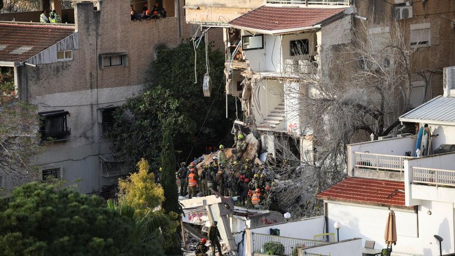Petugas darurat bekerja di lokasi dampak proyektil, seiring berlanjutnya konflik AS-Israel dengan Iran, di Haifa, Israel, 6 April 2026. (REUTERS/Shir Torem)