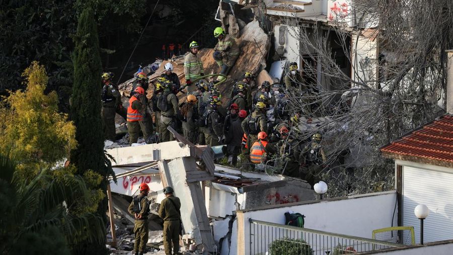 Petugas darurat bekerja di lokasi dampak proyektil, seiring berlanjutnya konflik AS-Israel dengan Iran, di Haifa, Israel, 6 April 2026. (REUTERS/Shir Torem)