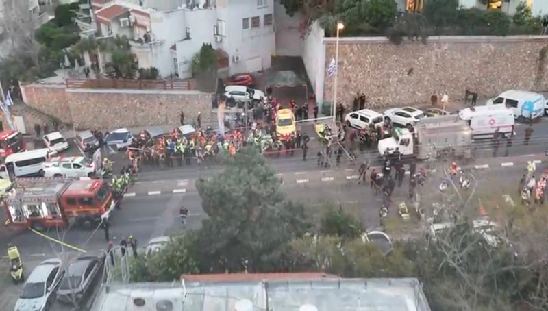 Petugas darurat bekerja di lokasi dampak proyektil, seiring berlanjutnya konflik AS-Israel dengan Iran, di Haifa, Israel, 6 April 2026. (REUTERS/Shir Torem)