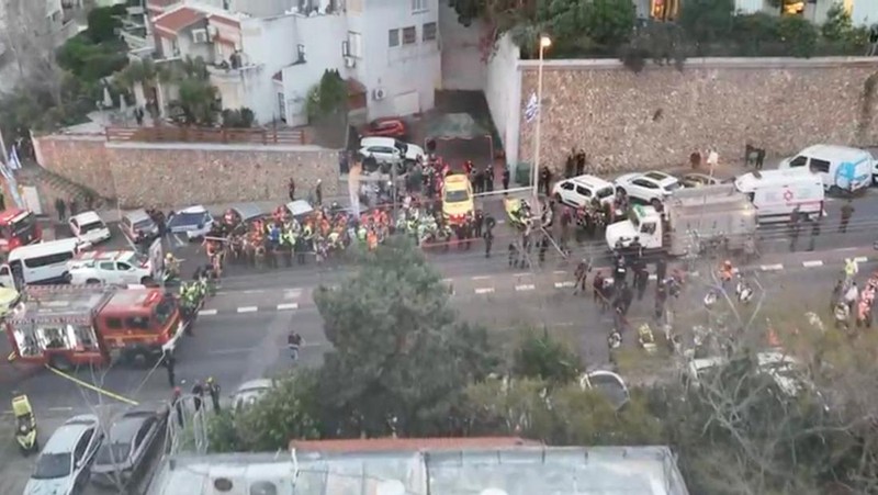 Petugas darurat bekerja di lokasi dampak proyektil, seiring berlanjutnya konflik AS-Israel dengan Iran, di Haifa, Israel, 6 April 2026. (REUTERS/Shir Torem)