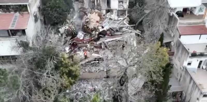 Petugas darurat bekerja di lokasi dampak proyektil, seiring berlanjutnya konflik AS-Israel dengan Iran, di Haifa, Israel, 6 April 2026. (REUTERS/Shir Torem)