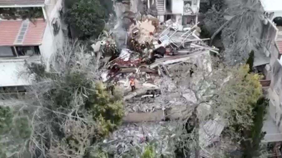 Petugas darurat bekerja di lokasi dampak proyektil, seiring berlanjutnya konflik AS-Israel dengan Iran, di Haifa, Israel, 6 April 2026. (REUTERS/Shir Torem)