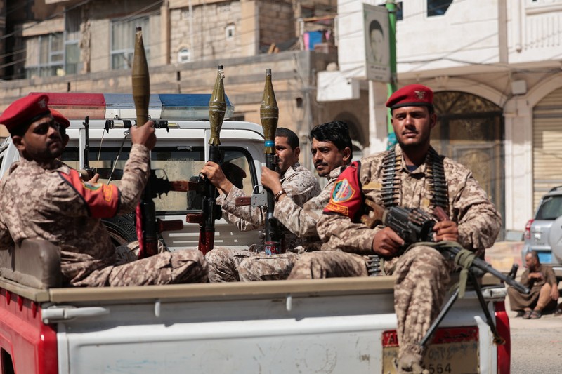 Para pengikut Houthi memegang senjata selama demonstrasi pro-Iran, saat konflik AS-Israel dengan Iran berlanjut, di Sanaa, Yaman, 6 April 2026. (REUTERS/Khaled Abdullah)