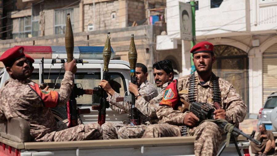 Para pengikut Houthi memegang senjata selama demonstrasi pro-Iran, saat konflik AS-Israel dengan Iran berlanjut, di Sanaa, Yaman, 6 April 2026. (REUTERS/Khaled Abdullah)