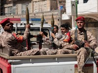 Polisi militer yang berafiliasi dengan Houthi bergabung dalam demonstrasi pro-Iran, seiring berlanjutnya konflik AS-Israel dengan Iran, di Sanaa, Yaman, 6 April 2026. (REUTERS/Khaled Abdullah)