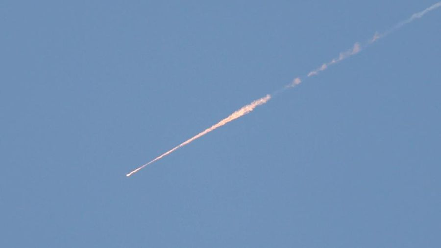 Gambar dari drone yang memperlihatkan personel darurat di lokasi terdampak di lingkungan perumahan, setelah dihujani rudal yang diluncurkan dari Iran, di tengah konflik AS-Israel dengan Iran, di Israel tengah, 6 April 2026. (REUTERS/Roei Kastro)