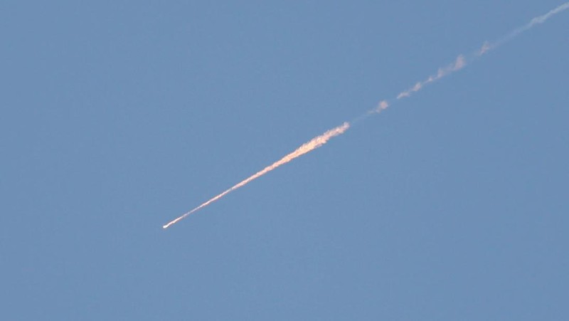 Gambar dari drone yang memperlihatkan personel darurat di lokasi terdampak di lingkungan perumahan, setelah dihujani rudal yang diluncurkan dari Iran, di tengah konflik AS-Israel dengan Iran, di Israel tengah, 6 April 2026. (REUTERS/Roei Kastro)