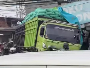 Sopir Diduga Nyabu di Tol Sebelum Truk Beras Terperosok Parit di Bekasi
