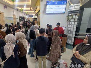 Stasiun Purwokerto Diserbu Penumpang Batalkan Tiket Imbas KA Bangunkarta Anjlok