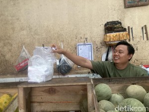 Pedagang Pasar Galiran Klungkung Ngeluh Harga Plastik Naik