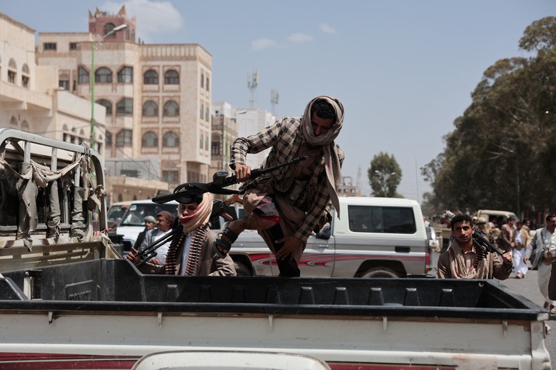 Para pengikut Houthi memegang senjata selama demonstrasi pro-Iran, saat konflik AS-Israel dengan Iran berlanjut, di Sanaa, Yaman, 6 April 2026. (REUTERS/Khaled Abdullah)