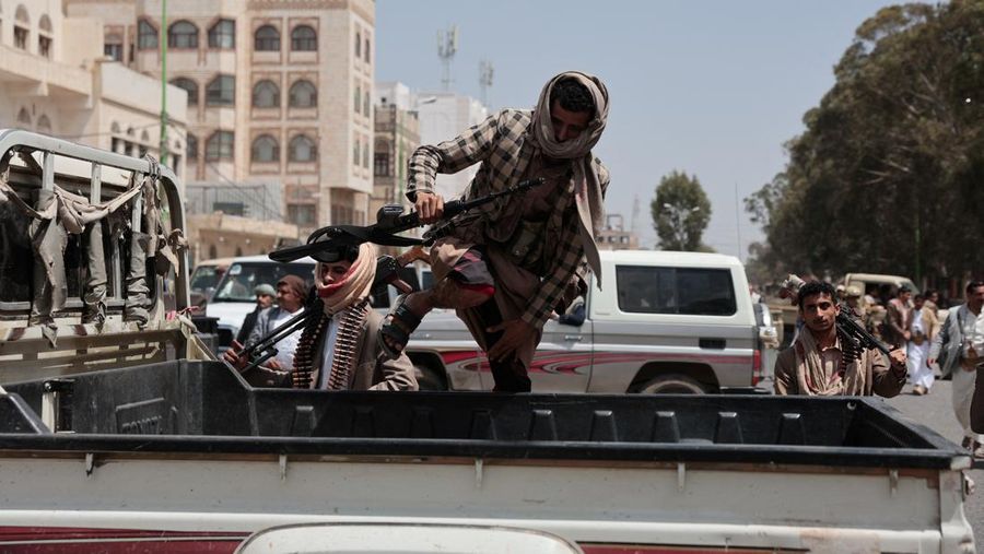 Para pengikut Houthi memegang senjata selama demonstrasi pro-Iran, saat konflik AS-Israel dengan Iran berlanjut, di Sanaa, Yaman, 6 April 2026. (REUTERS/Khaled Abdullah)