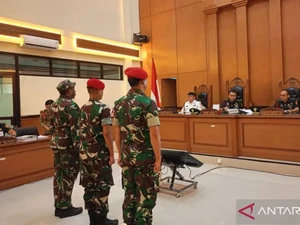 Hakim Pertanyakan Beda Lengan Seragam 3 Terdakwa Prajurit Pembunuh Kacab Bank