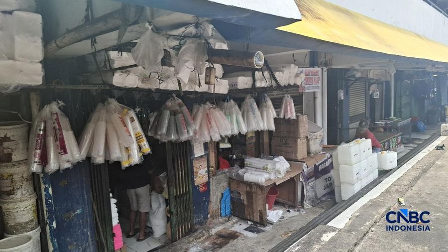 Suasana penjualan aneka plastik di Pasar Kramat Jati, Jakarta Timur, Senin (6/4/2026) yang sedang mengalami kenaikan harga. (CNBC Indonesia/Chandra Dwi)